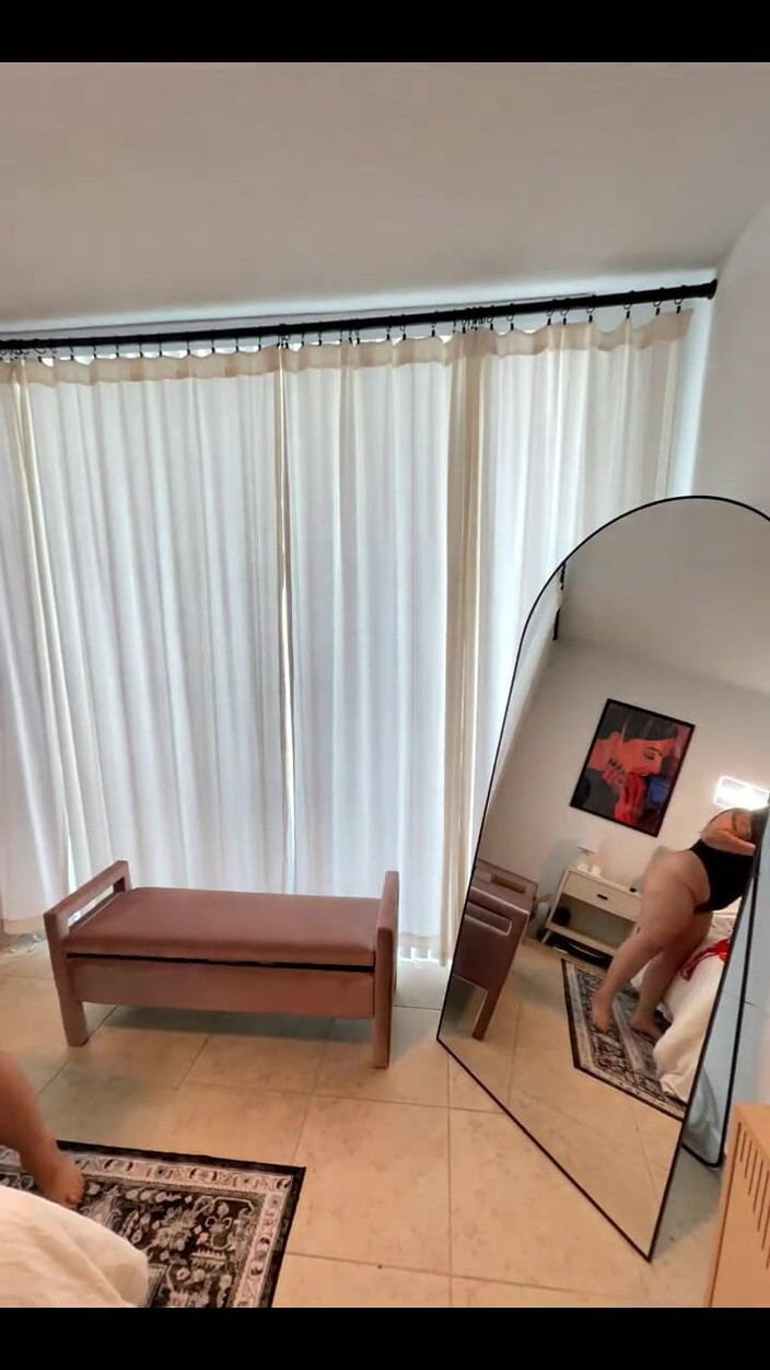 Dani Valentina: Dik weelderig meisje - passen (vakantie-editie)