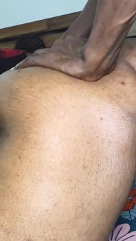 Dua MILF yang dikurniakan baik berkongsi zakar hitam besar.