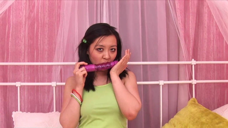 Radical Asian: Carina asiatica si masturba con un grande dildo