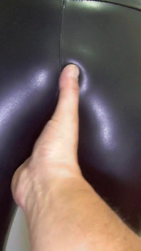 Vriendin in strakke leren legging speelt met een pik en krijgt sperma gespoten