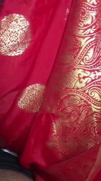 Desi Bhabhi appena sposata ha succhiato un grosso cazzo del suo nuovo capo