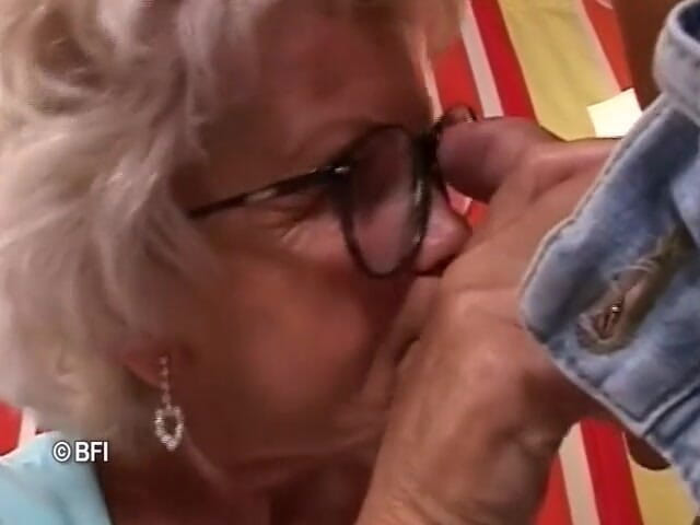 Mature Babes: Tengo ses con mi abuela de nuevo