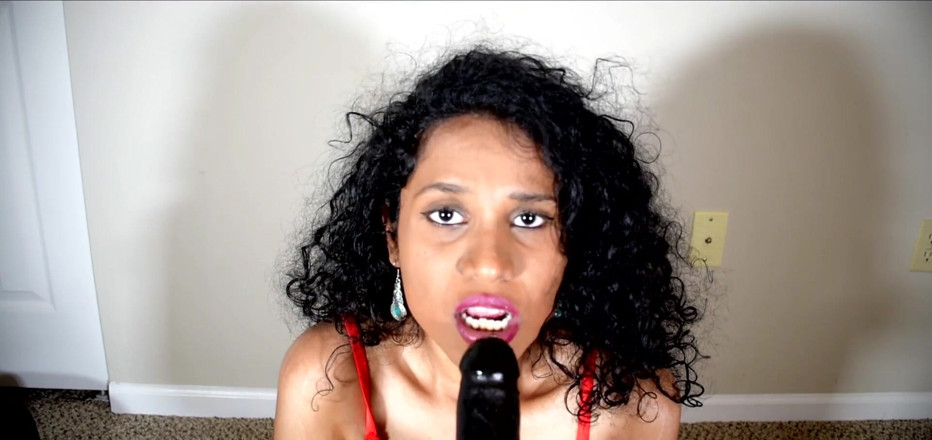 Horny Lily: Ragazza indiana che dà ASMR mentre succhia un grande cazzo...
