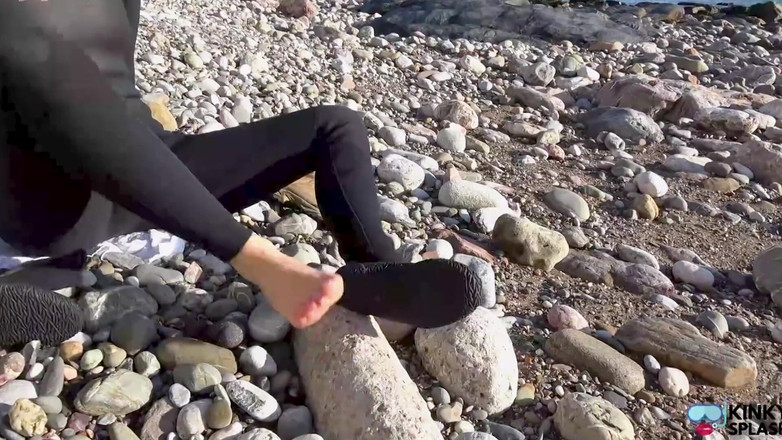 UKCuteGirl Lucy Lauren: Wetsuit-schlampe lustig macht dich dafür, dass du deine eier festfriert...