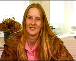 Deutsche XXX Filme: Alman erkek arkadaşı masanın altında amını yalıyor