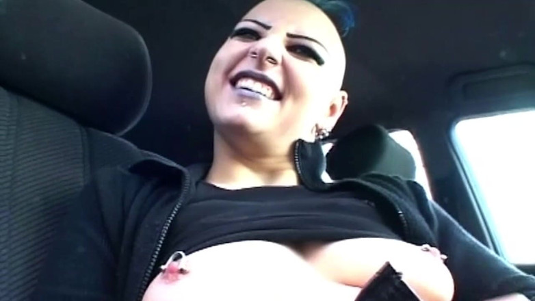German bitch hunter: 剃光的头宝贝张开穿孔的阴户滴水奶油