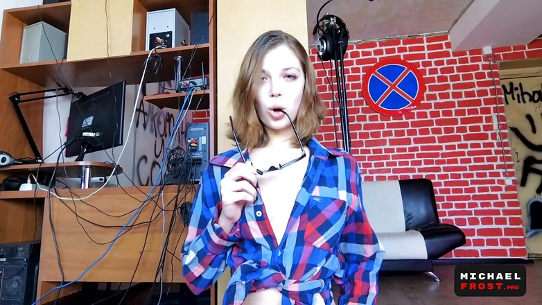 Michael Frost Pro: La ragazza di 18 anni dopo il college fa di tutto...