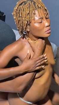 Büyük zenci ile seksi Afrikalı kız spor salonu adamı