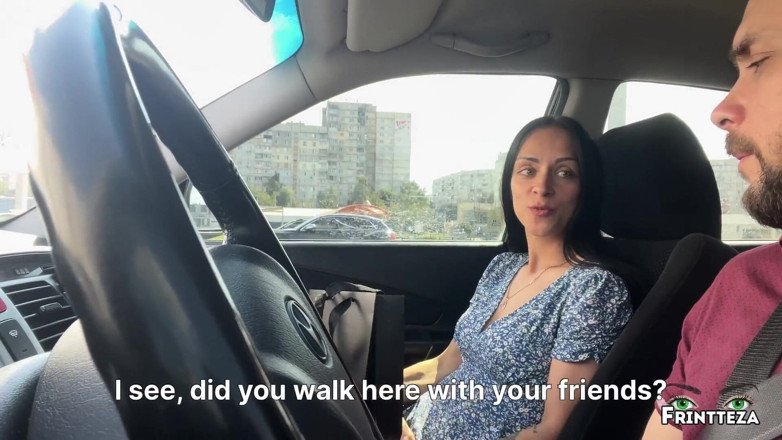 Frintteza: 継母はThroatPieに車の中で義理の息子にディープスロートを作る