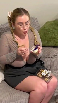Elle m’a acheté avec de la nourriture jusqu’à ce que je soit coincée et qu’il m’a baisée