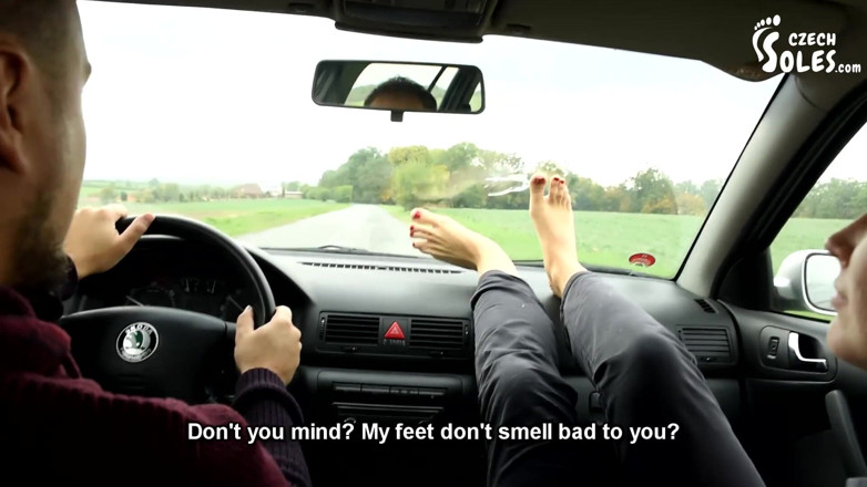 Czech Soles - foot fetish content: Ihre großen stinkenden füße im auto sind an