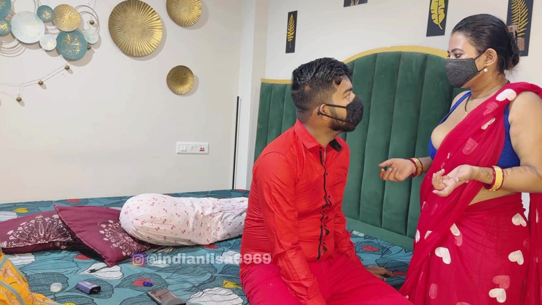 IndianMyra07: Fiul vitreg a prins-o pe mama vitregă futându-se cu instalatorul,...