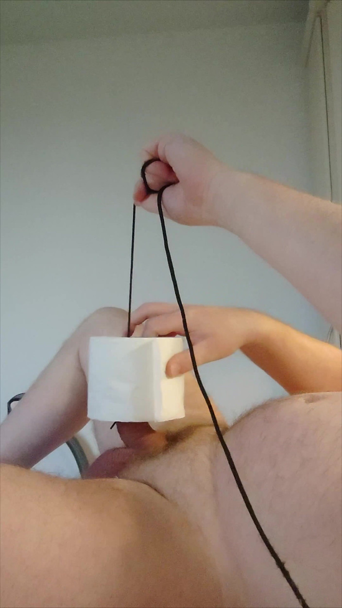 Carmen_Nylonjunge: Nylonjung Baise Le Rouleau De Papier Toilette En Chaleur