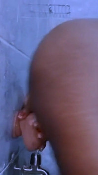 Nikkie S’amuse avec un gode
