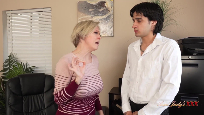 Aunt Judy's XXX: AuntjudysXXX - la tettona capo lady Dee williams si scopa il...