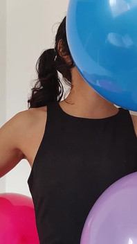 Tengere latina Looner krijgt een kleurrijke ballontherapie-massage