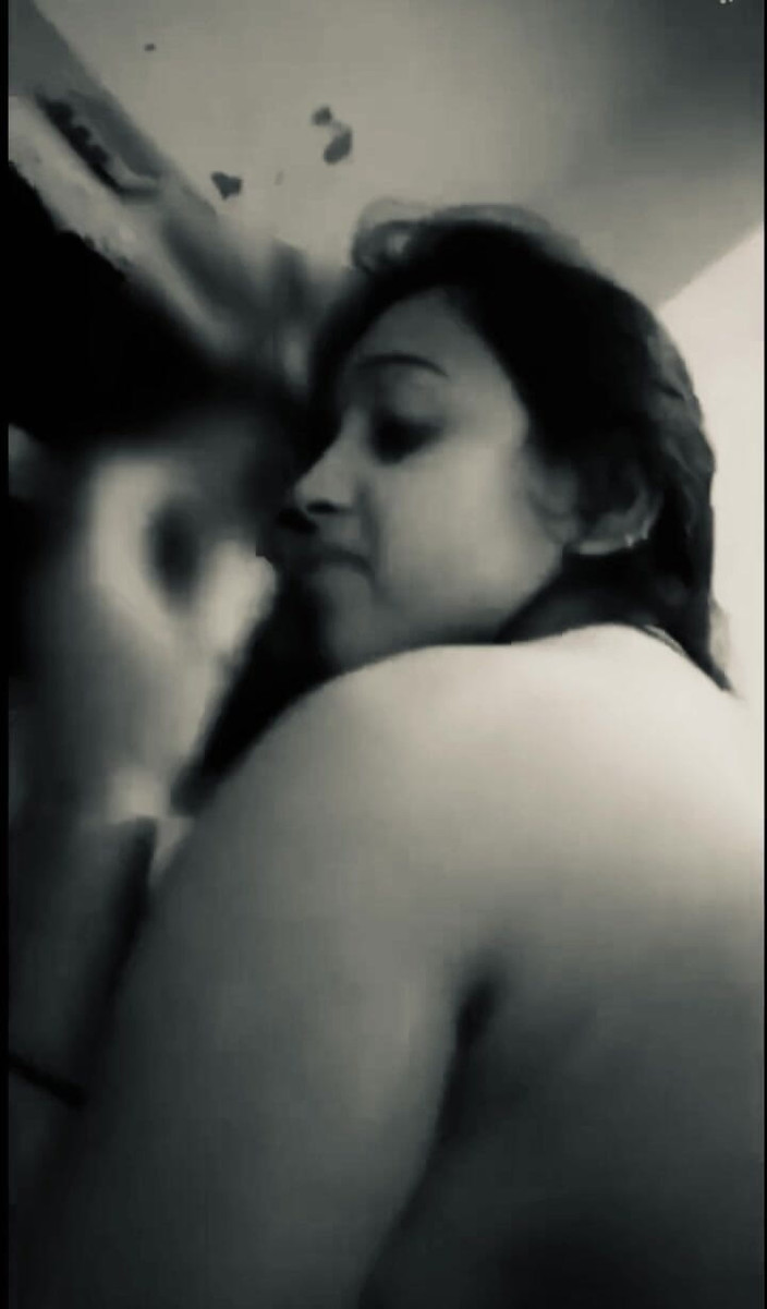 Sanayababhi: Une femme indienne timide gémit bruyamment pendant sa lune de...