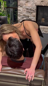 La moglie bendata prende più creampie sul tavolo della sala da pranzo 