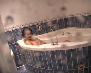 Big Sister: Vero orgasmo in bagno 3