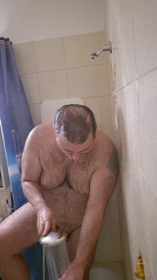 ChubbyDaddyBearLuka: ぽっちゃりしたパパがシャワーを浴びている