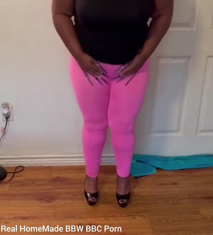 Super sexy ebony cuties: Pișare pe podea