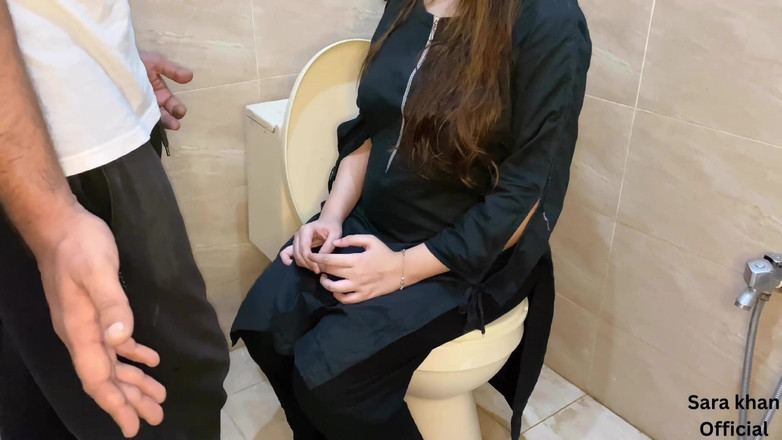 Sarakhan: Pakistani Jeju Fuck Her Hot Latina Sali in the Toilet (hindi...