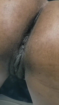 Une fille sexy joue avec sa chatte dans son lit en se faisant mouiller, vidéo maison réelle, sex tape en solo amateur