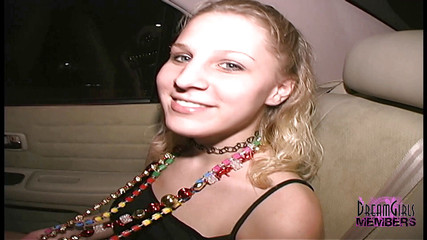 Dream Girls: Vysokoškolačka si prstí kundičku na mém zadním sedadle