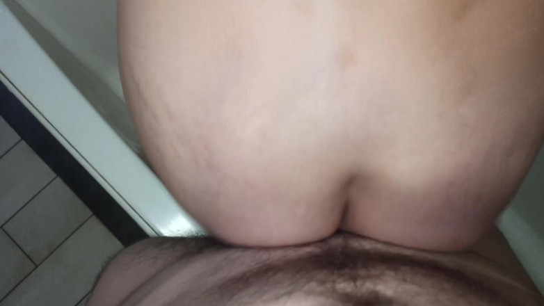 DirtyLubov: オーラルを伴うバスルームセックス