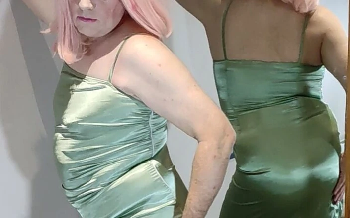 Nottstvslut: Sexy green satin dress and heels.