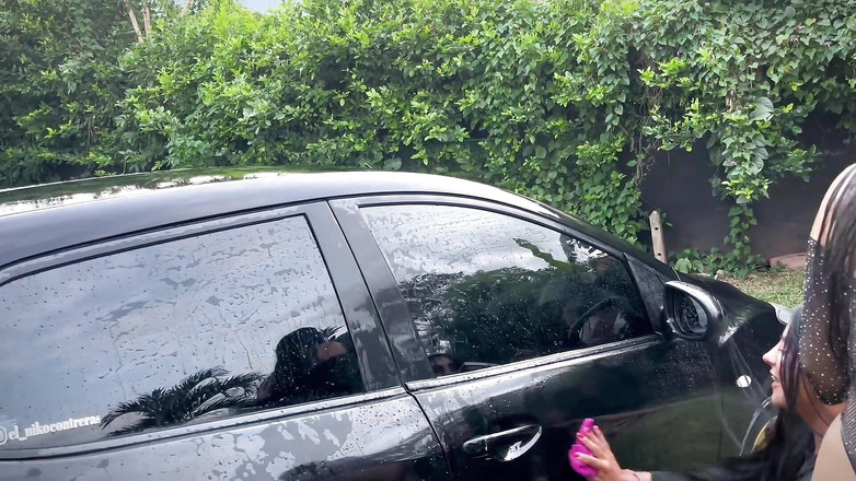 KerentSleen: Le studentesse arrapate lavano la macchina e scopano