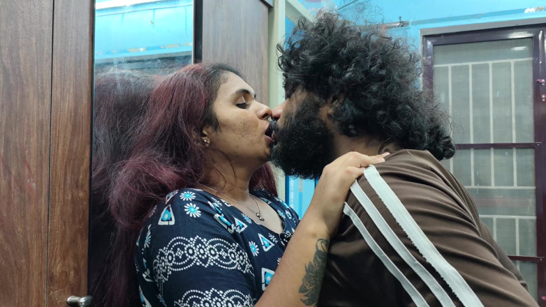 Vaigavarun45: Lip Lock, Neck Kiss and Hot Romance with Mallu Girl