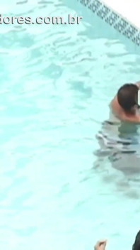 Un garçon filme des amis éhontés nus dans la piscine