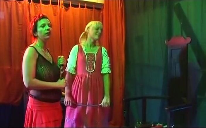 Porno kino: Cachondas zorras Germa azotando a su esclavo masculino