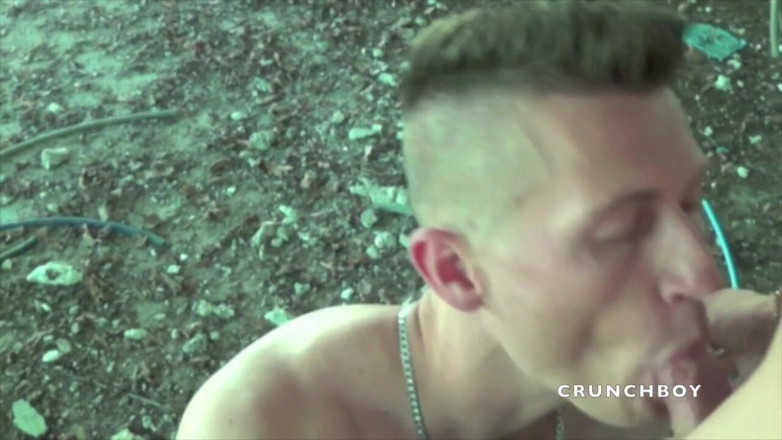 Crunch Boy: Sexy mladý chlápek ošukaný špatným klukem venku na cestovním místě