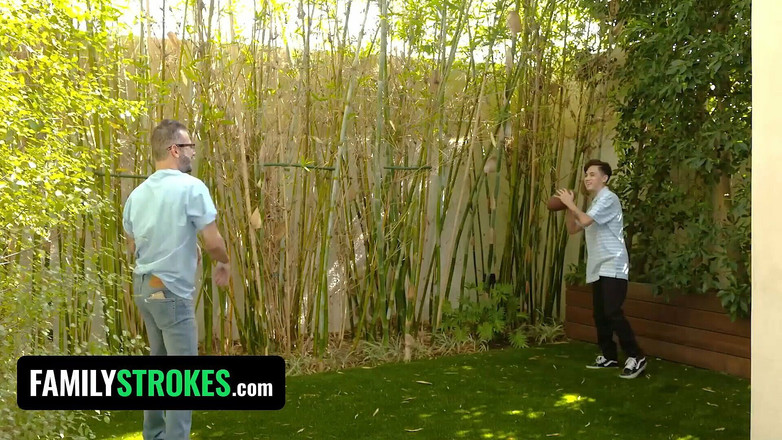 Family Strokes: 绝望的继母迪威廉姆斯用巨大的奶子乞求她的继子让她怀孕