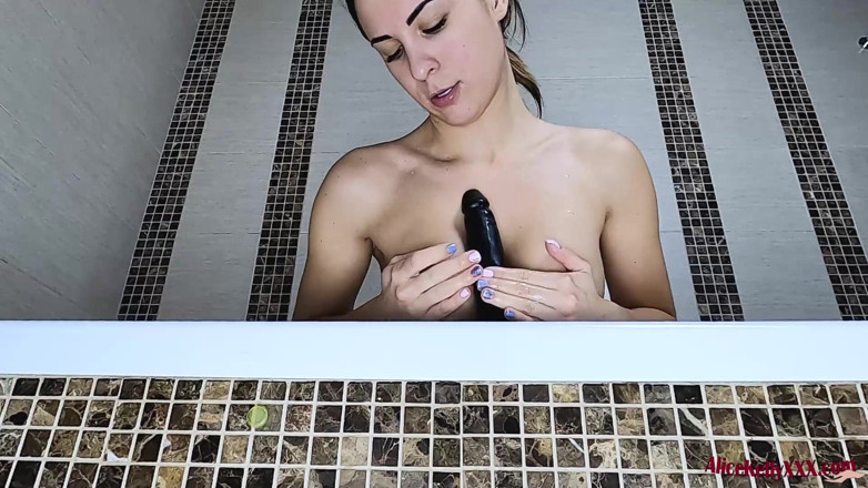 Alice KellyXXX: Seksi esmer duşta vücudunu yıkıyor ve anal dildo oynuyor - orgazm