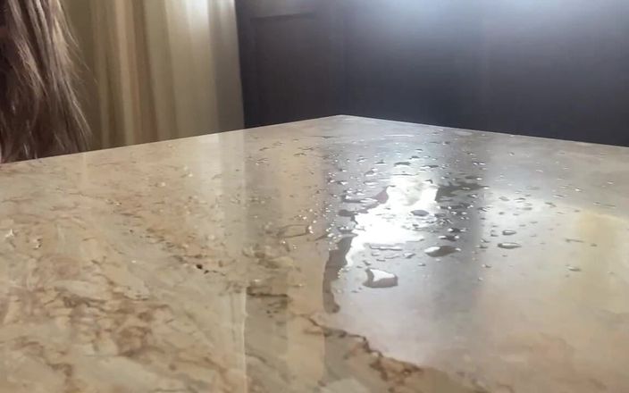 Mary Di: Волохата пизда на відкритому балконі мастурбує і оргазмує зі сквіртом.