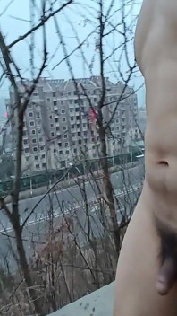 Nahý gay masturbuje venku