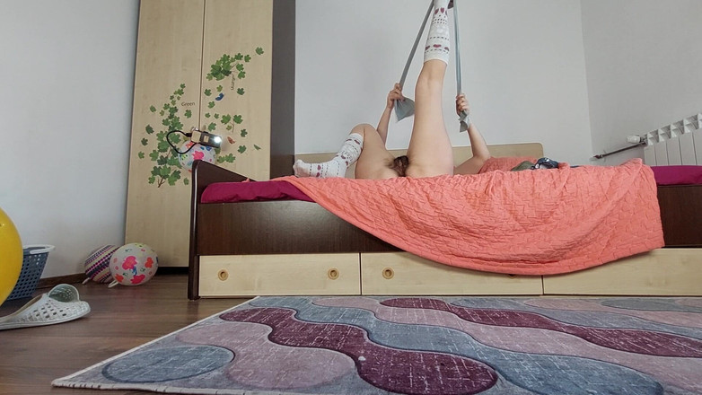 Mirsur: Amatérská brunetka dělá jógu nahá