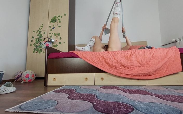 Mirsur: Amatérská brunetka dělá jógu nahá