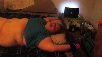 Sadee Rain: Ans bett gefickt und gefickt