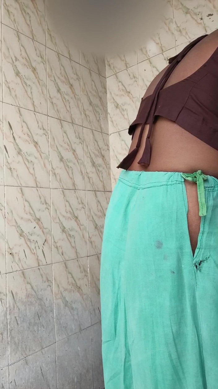 RoboticApple28: Simran yenge açık havada banyo yapıyor göğüsler basın ve amcık...