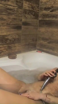Frumoasă gagică sugar blugi strâmți tachinând cu mega orgasm în cadă la domiciliu în timp ce fumează