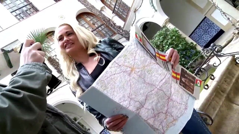 Real Anal Stories: Blondine met kleine tieten wordt anaal geneukt tijdens buitenactiviteiten
