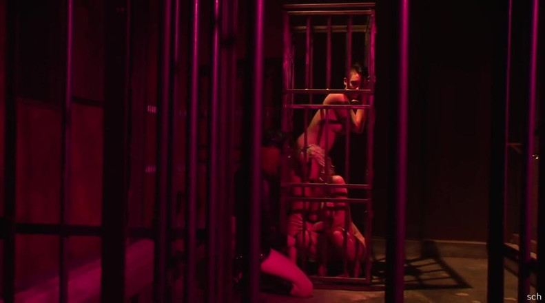 Hard raw sex: 3 orta yaşlı seksi lezbiyen eğleniyor