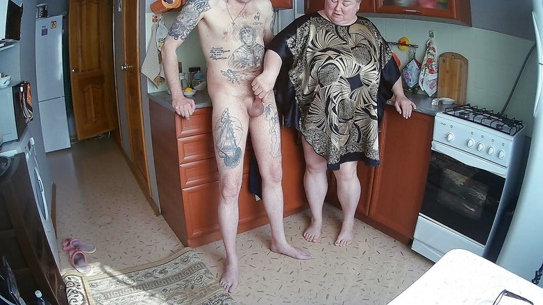 Zona901: Мілфа дрочить мій член на кухні перед обідом