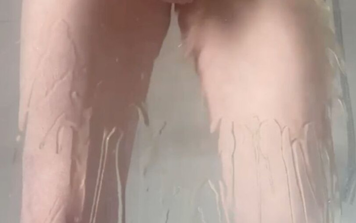 AmateurBoysPissing: Compañero De Cuarto Meando En La Pantalla De La Ducha
