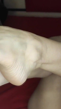 Wanita labi-labi dengan kaki yang sangat lengkung suka footjob