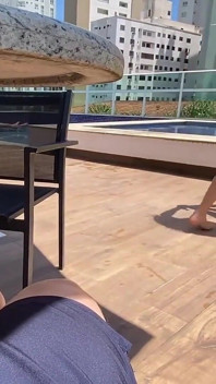 Tante seksi ini bantuin aku crot di kolam renang